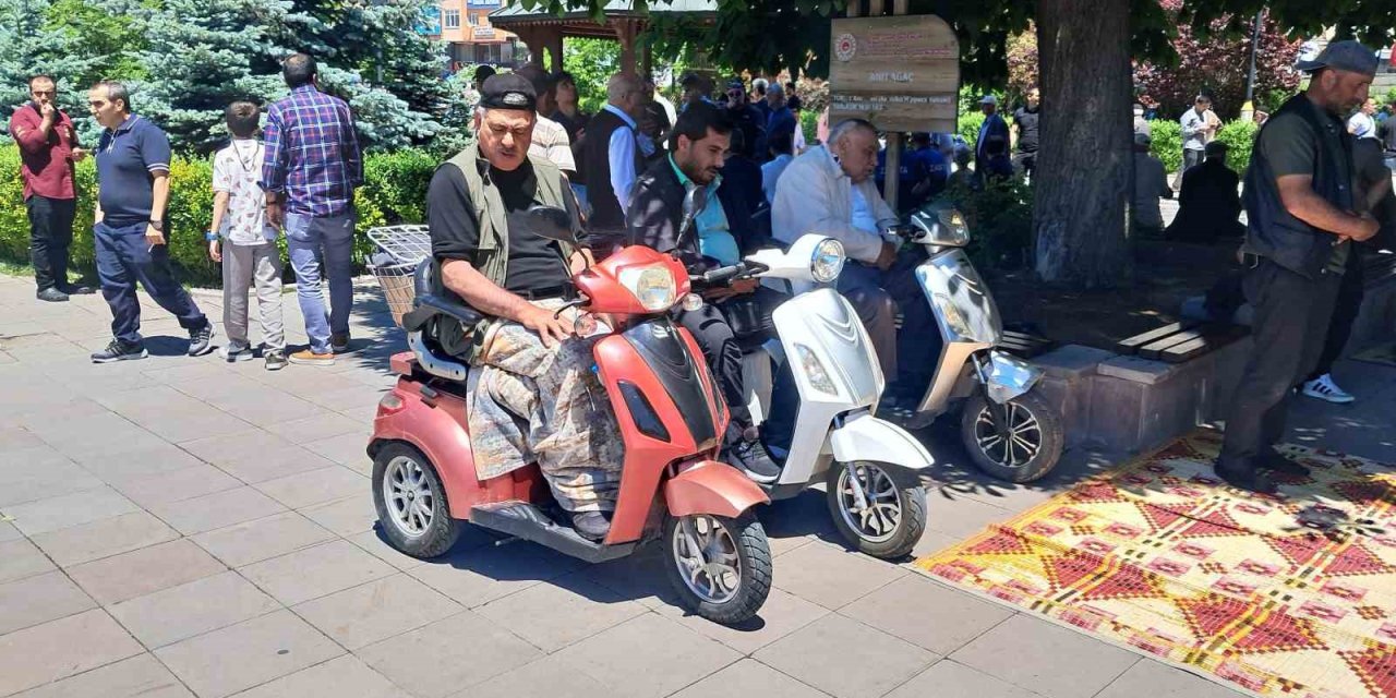 Cami bahçesinde akülü bisikletle saf tuttular