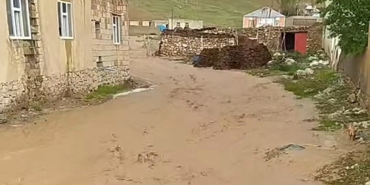 Başkale’de sağanak sonucu sel meydana geldi