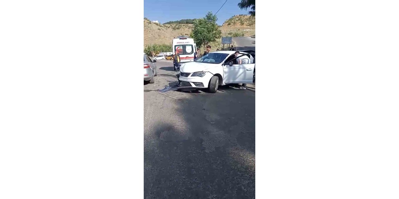 Bingöl’de iki otomobil çarpıştı: 2 kişi yaralandı