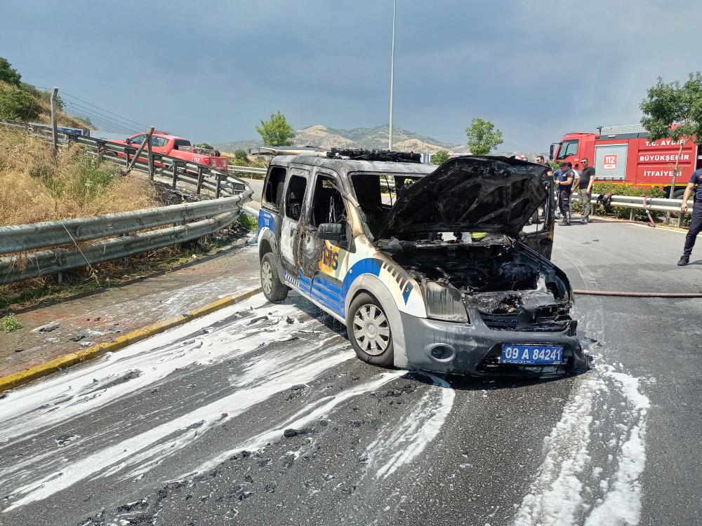 Polis aracı alevlere teslim oldu
