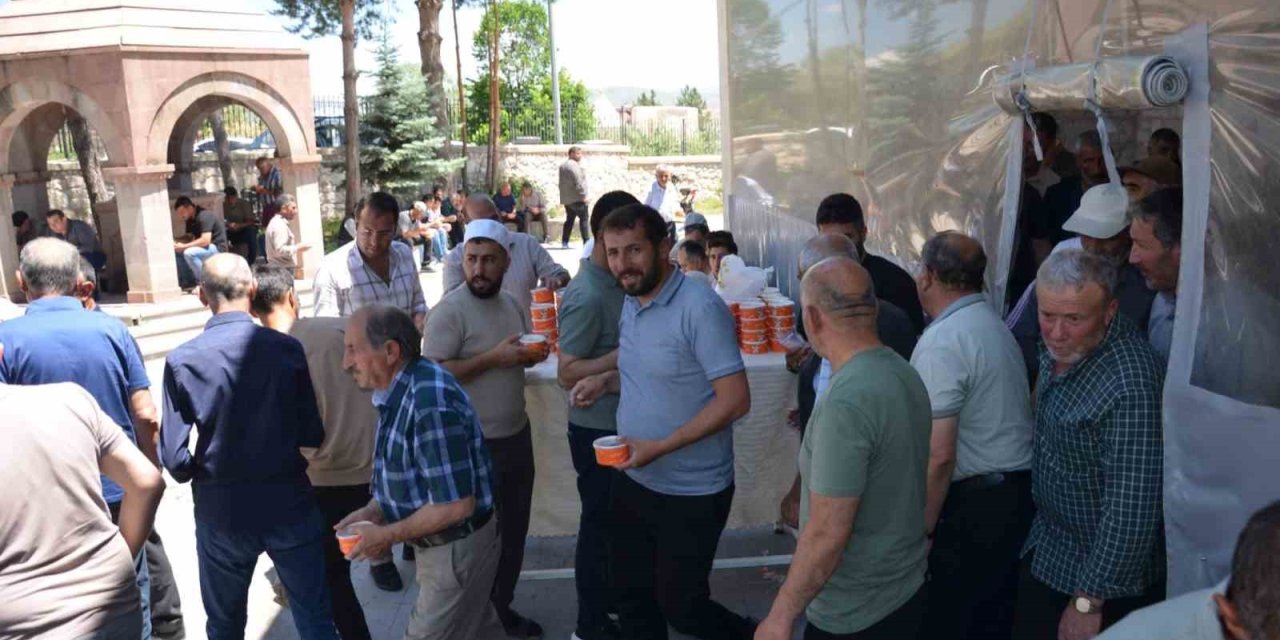 Tercan’da Muharrem ayı dolayısıyla cemaate aşure ikram edildi