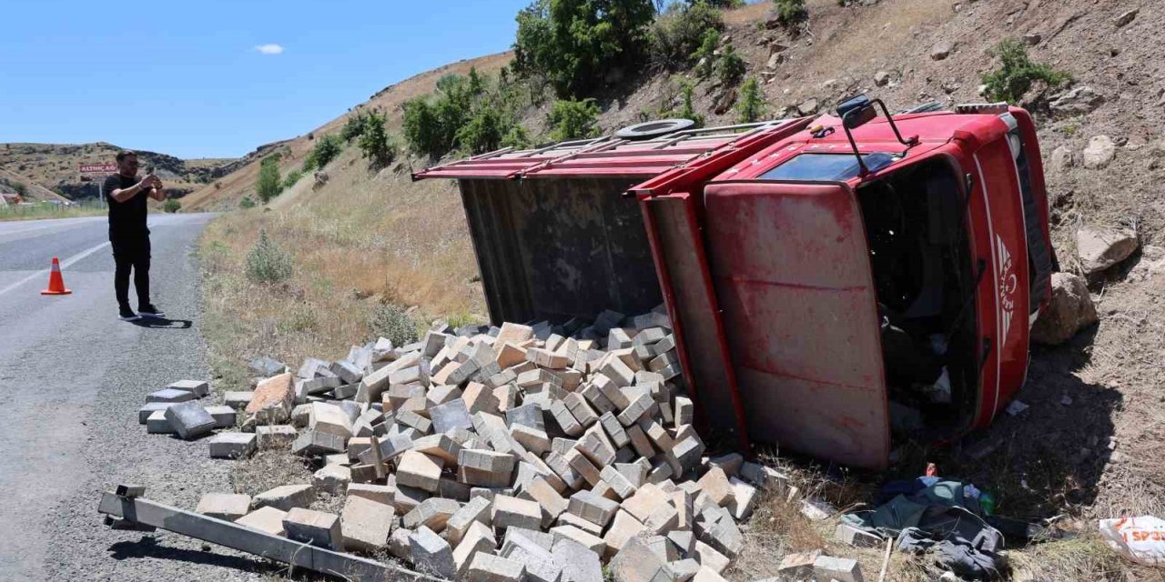 Elazığ’da parke taşı yüklü kamyonet devrildi: 2 yaralı