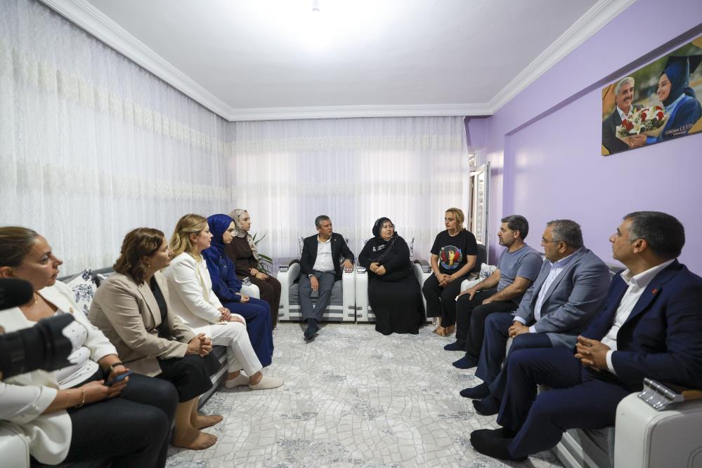 CHP Grup Başkanı Özel, Rojin Kabaiş’in ailesini ziyaret etti