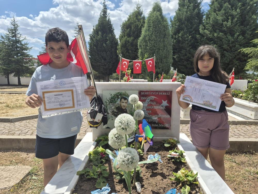 Şehit operatörün çocukları karnelerini babalarının kabrine götürdü