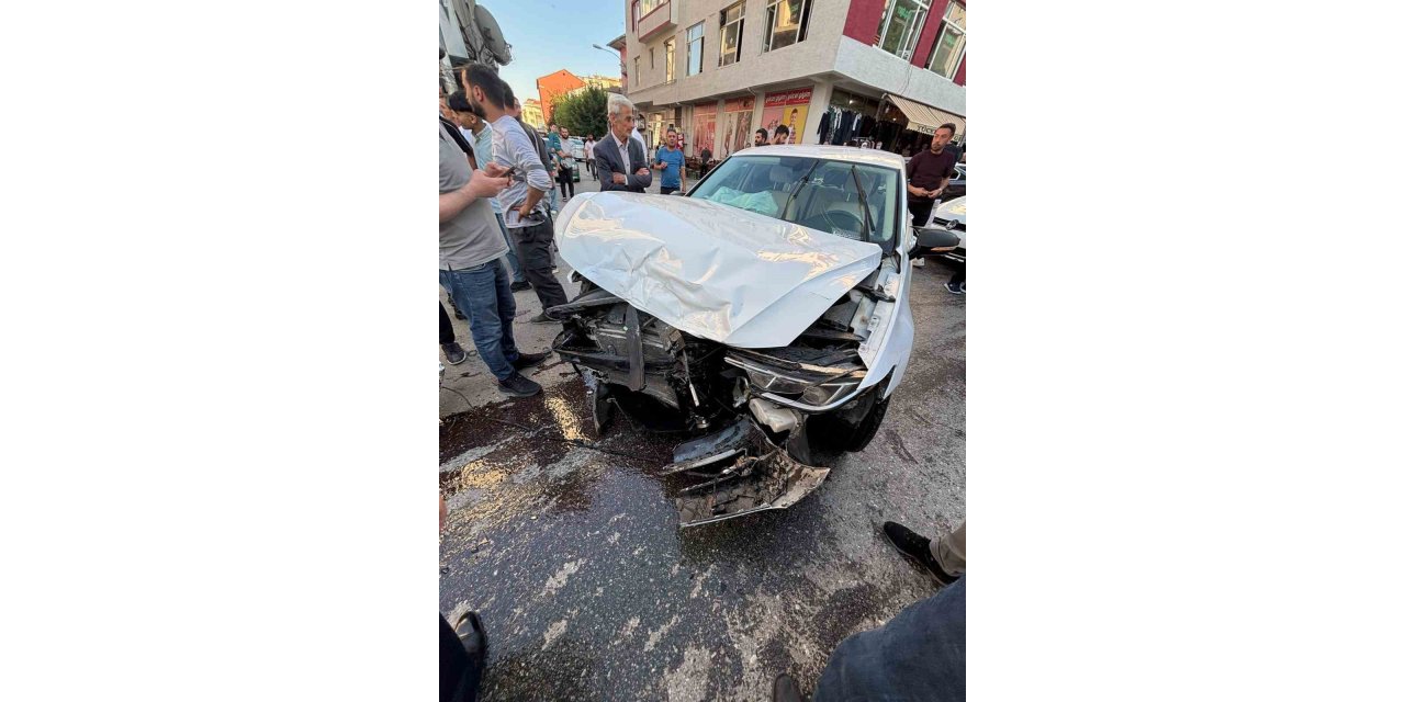Muş’ta zincirleme kaza: 3 araç birbirine girdi