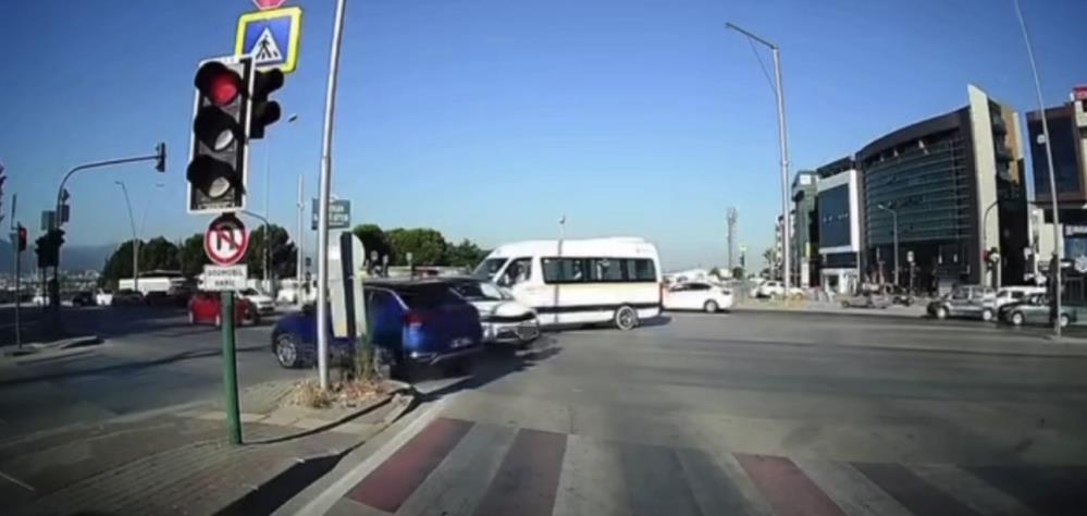 Kırmızı ışık ihlali kamerada: Kavşakta kaza kaçınılmaz oldu