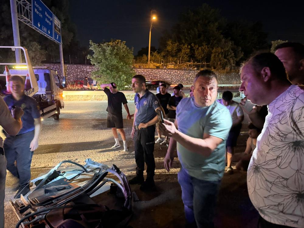 Direğe çarpan otomobilin motoru fırlayıp işçilerin kaldığı barakaya uçtu: 1 ağır yaralı