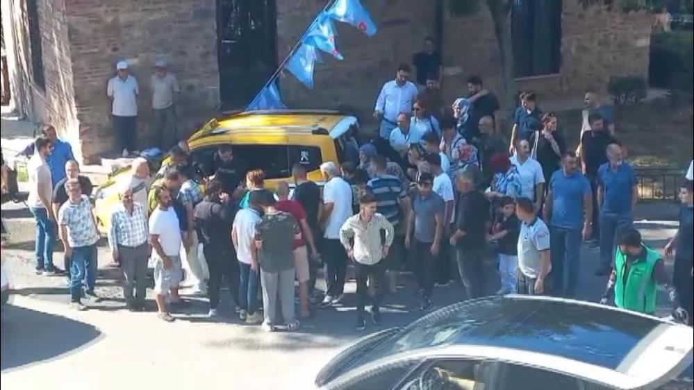Genç avukat taksinin altında kaldı, çok sayıda kişi çıkarmak için seferber oldu
