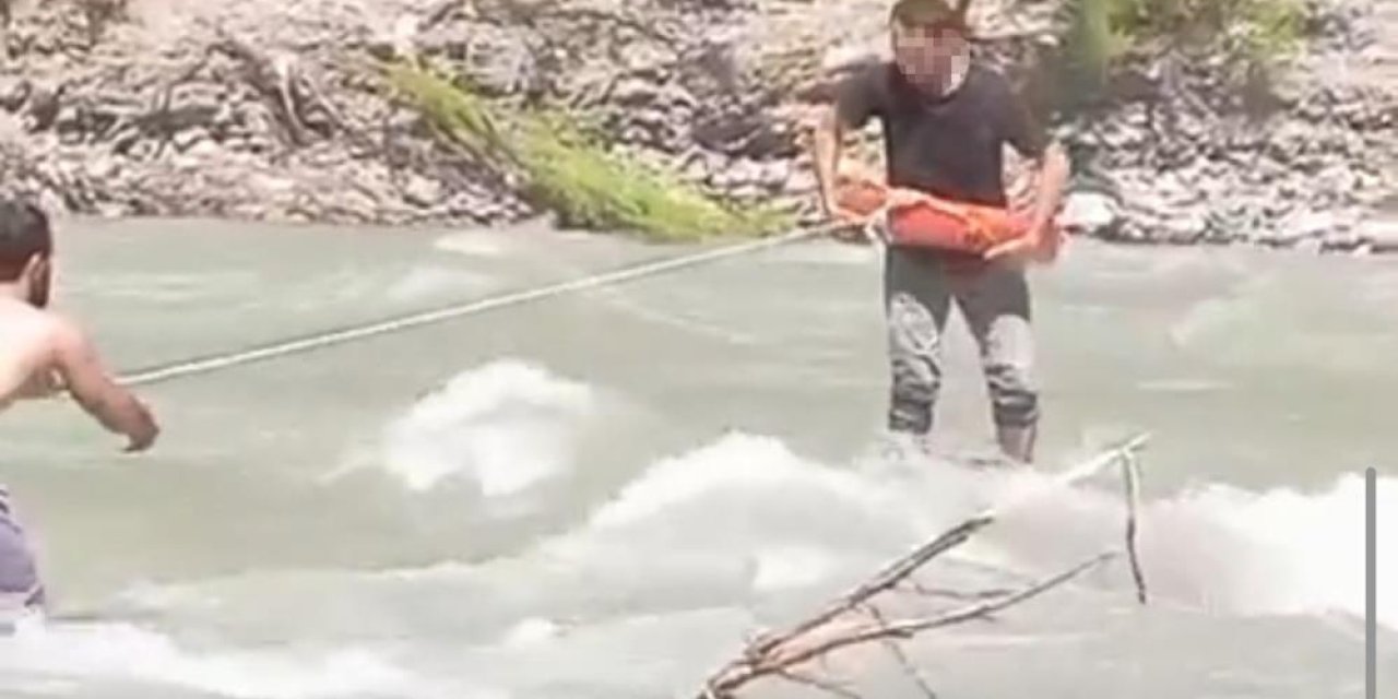 Çakıt Çayı'nda mahsur kalan genç ipli kurtarma operasyonuyla çıkarıldı