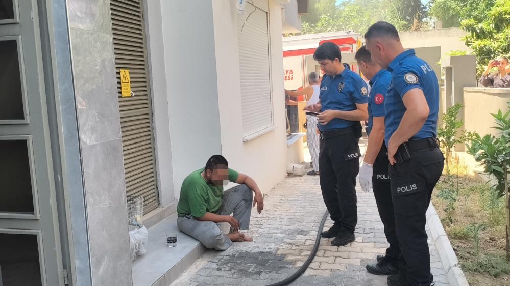 Annesine sinirlendi kendini eve kapatıp yakmaya çalıştı, mahallede korku ve öfke dolu anlar