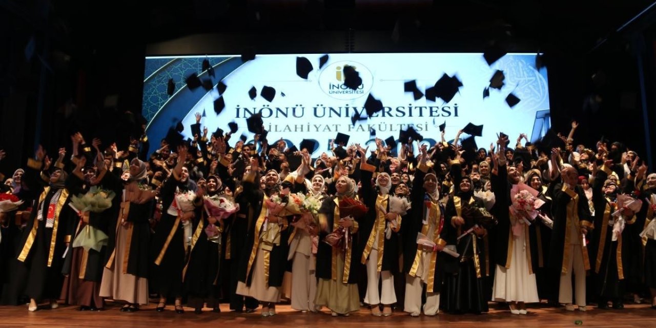 İlahiyat Fakültesi öğrencileri mezun oldu