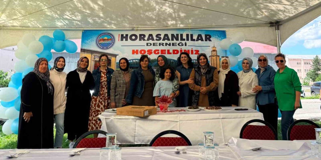 "Bahçe bizden, bohça sizden"  diyerek buluştular