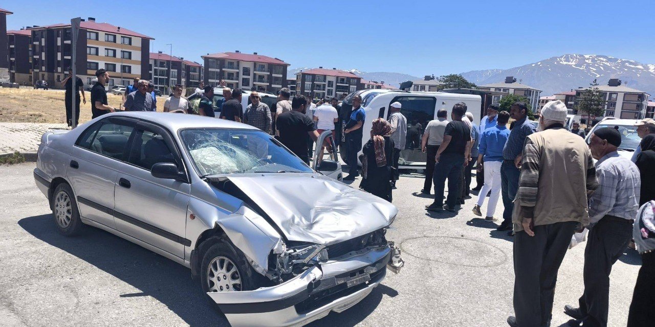 Erzincan’da maddi hasarlı trafik kazası