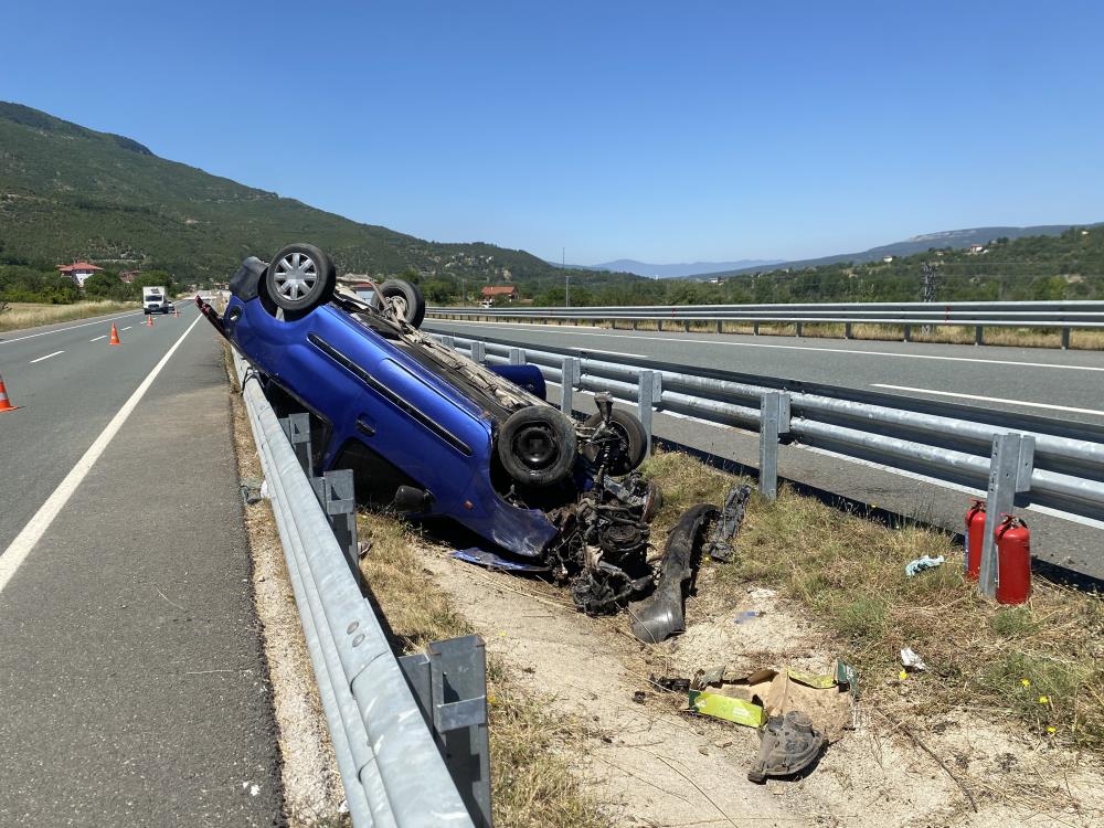 Bariyerlere çarpan hafif ticari araç ters döndü: 3 yaralı
