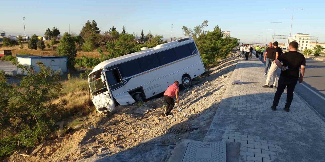 Lastiği patlayan servis aracı şarampole devrildi: 5 yaralı