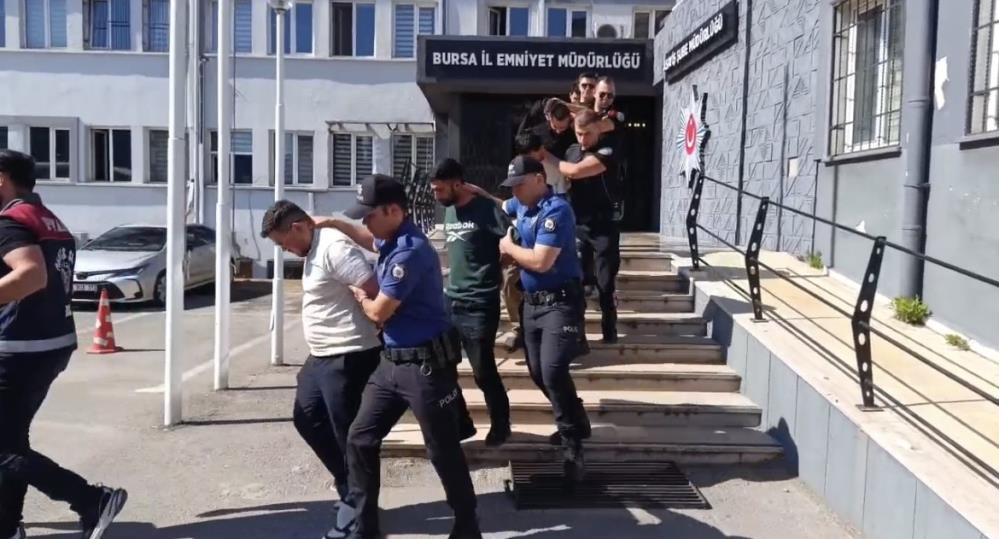 "Polisiz" diyerek 100 milyon lira dolandırdılar, sonunda tatlı ikram edip gittiler