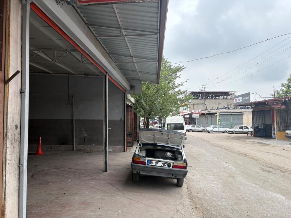 El freni çekilmeyen traktör metrelerce ilerledi, yoldan geçen sürücü durdurdu