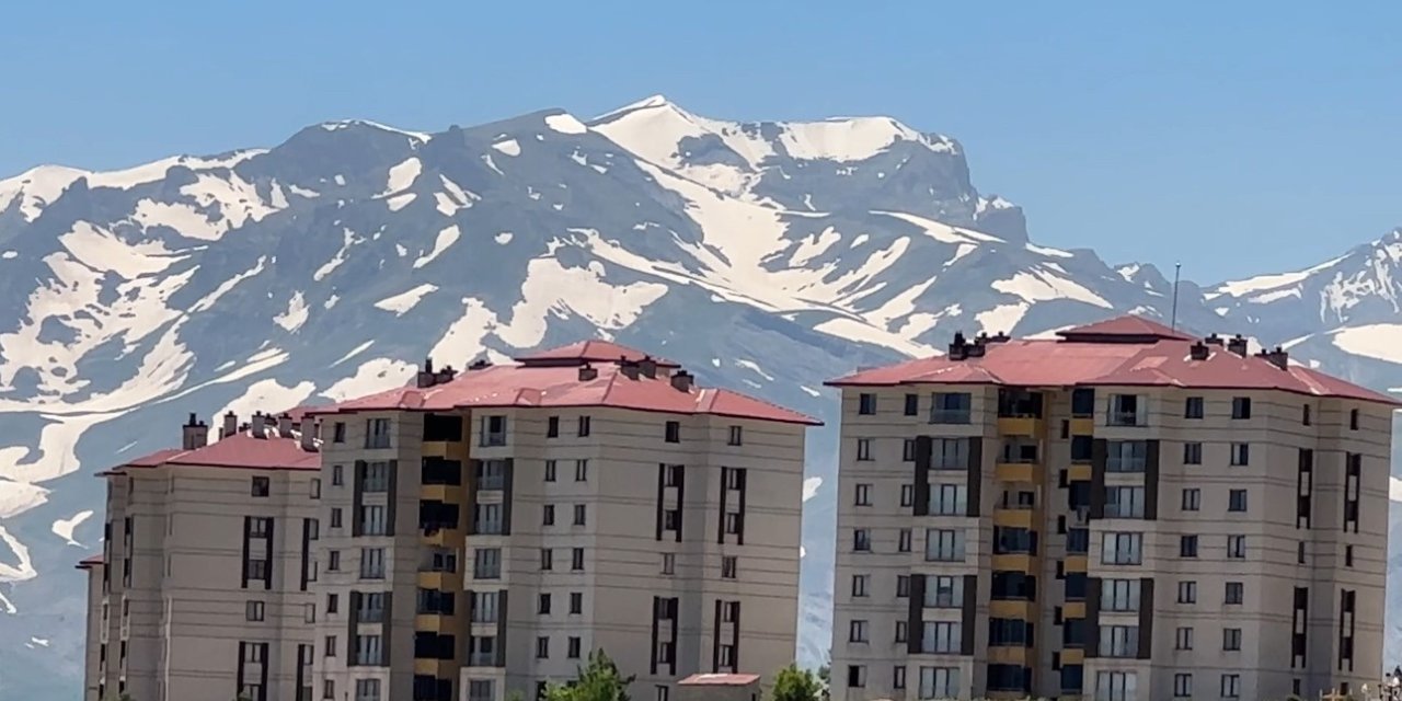 Yüksekova’nın heybetli Cilo Dağı 12 ay boyunca kar yığınlarını barındırıyor