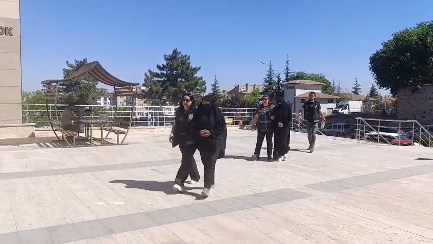 Evlilik vaadiyle kandırdı, 1 milyonluk altınla kaçarken yakalandı