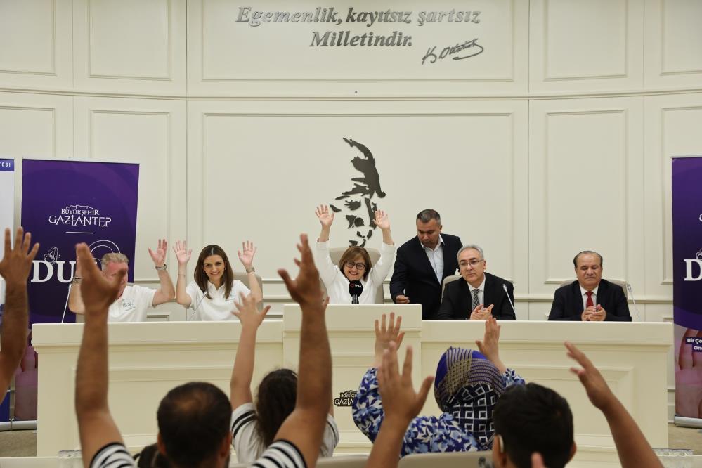 Depremzede Çocuklara Ses Oldular: 44 Çocuk Yeniden Duymaya Başladı