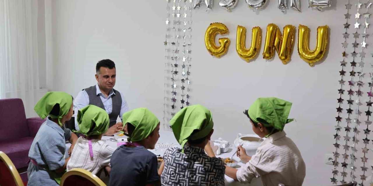 Koruma altındaki çocuklar aşure yaptı