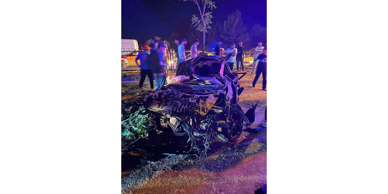 Refüje çarpan otomobil hurdaya döndü: 2 yaralı