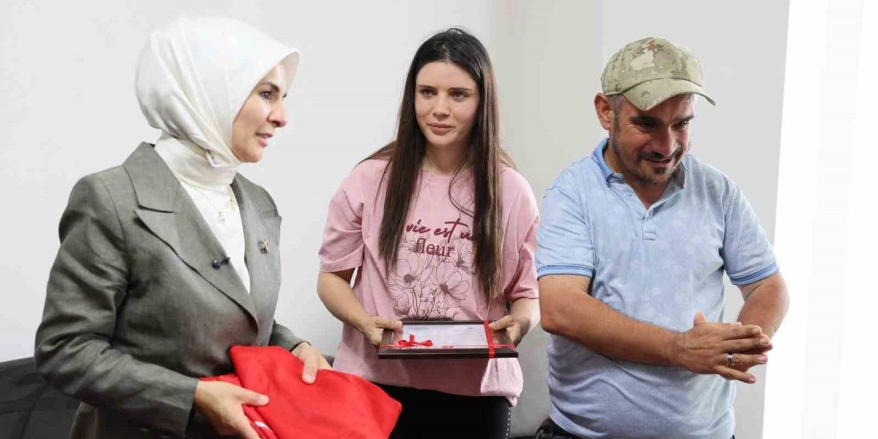 Engelli kardeşlerine ömrünü adayan Çilem’e ev tapusu teslim edildi