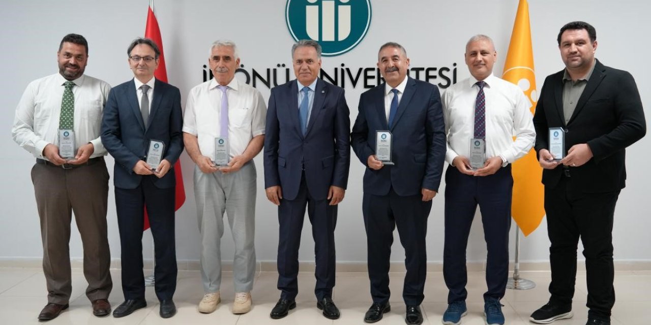 İnönü Üniversitesinde başarılı akademisyenlere araştırma performansı plaketi