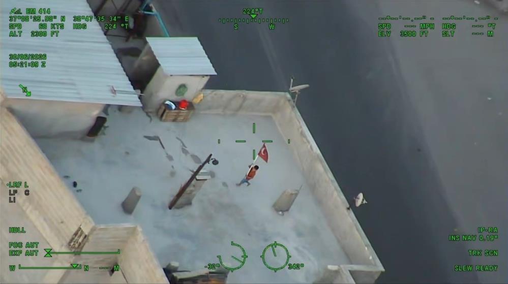 Polis helikopterini Türk bayrağıyla selamlayan çocuk ilgi odağı oldu