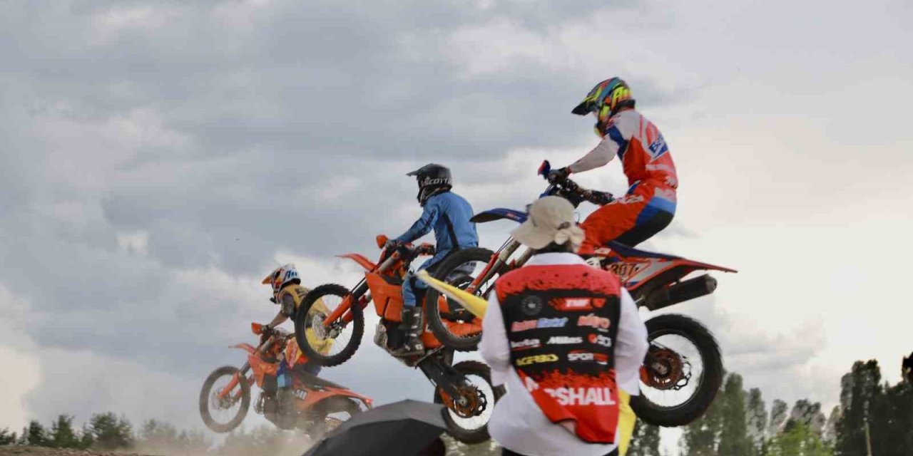 Türkiye sınırları içindeki en yüksek rakımlı enduro yarışı Ağrı’da start aldı