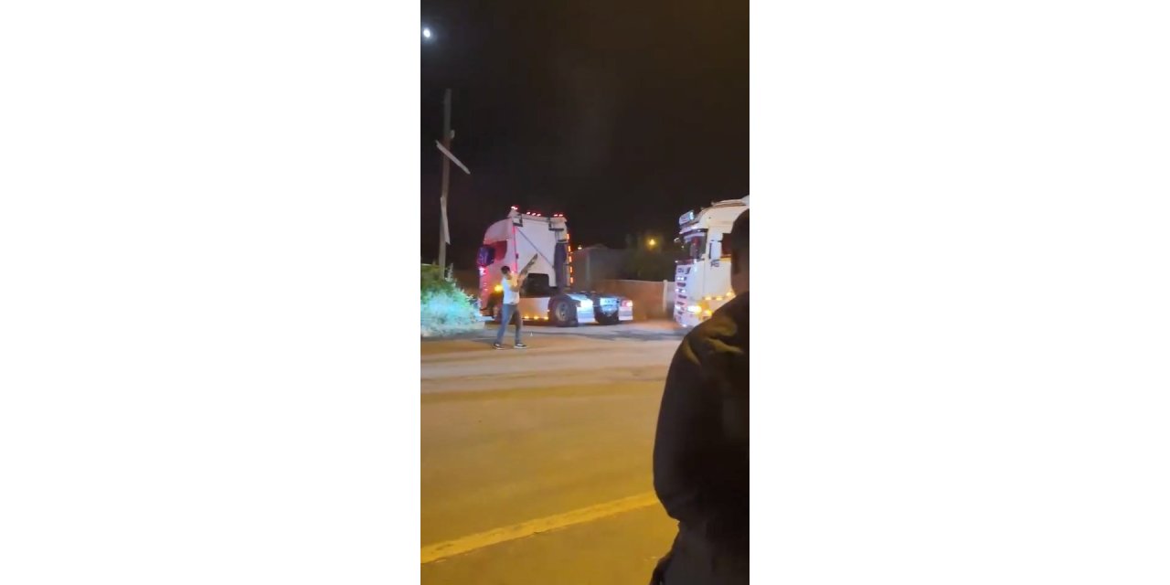Elazığ’da düğün konvoyunda pompalı tüfekle havaya ateş açan şahıs kamerada