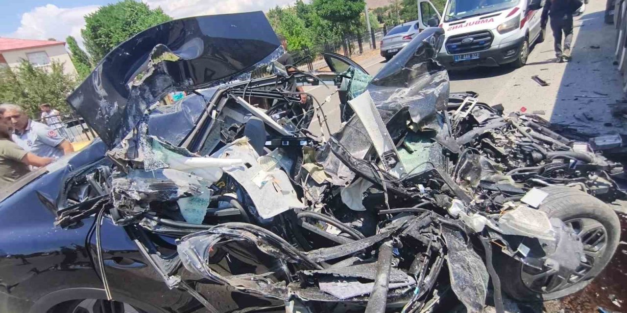 Bingöl’de tıra çarpan otomobil hurdaya döndü: 1 yaralı