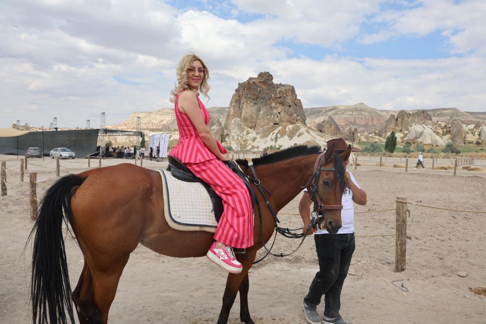 Kapadokya'da güzellikleriyle büyüleyen atlar podyuma çıktı