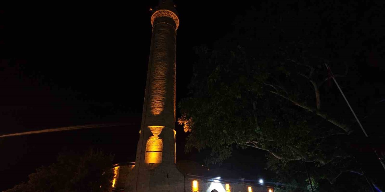 Tarihi Harput Mahallesi’nde gece güzelliği
