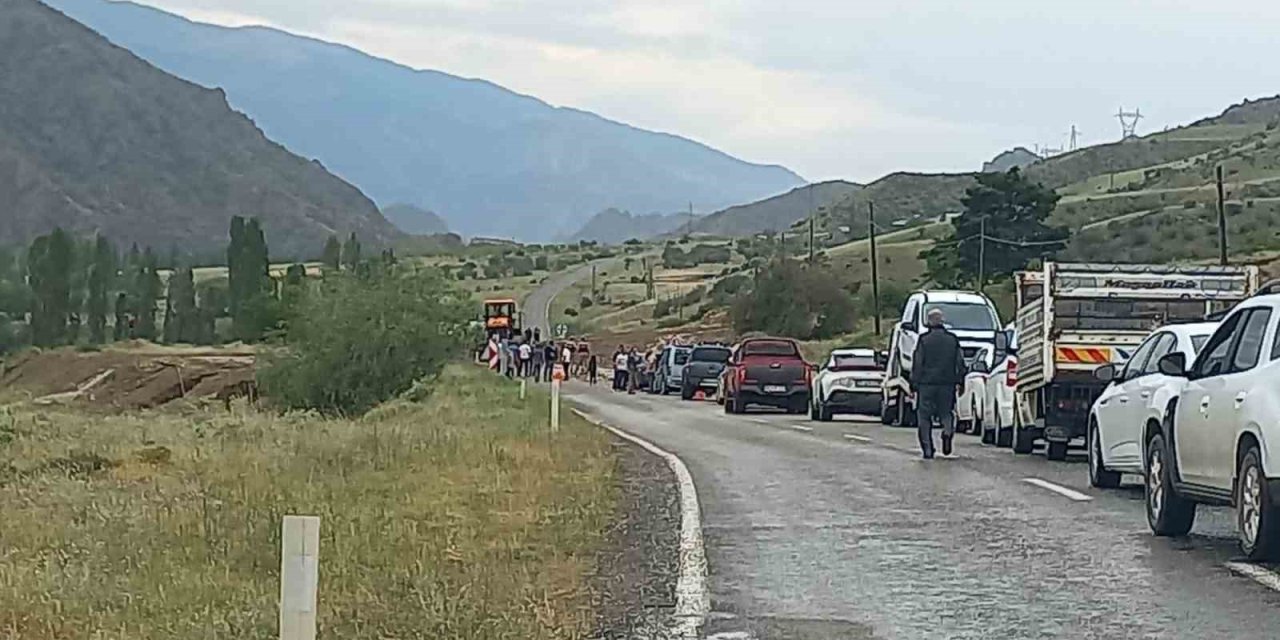 Oltu’da sağanak yağış sele neden oldu