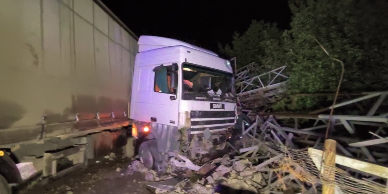 Erzurum’da tır refüjü aşıp direk deposuna daldı