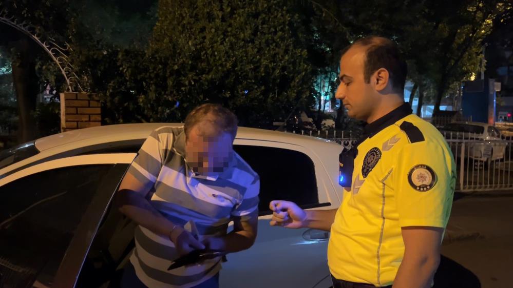 Alkol denetimini görünce aracı park etti, "Sigara almaya geldim" dedi