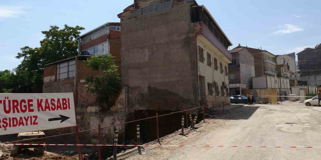 Malatya’da kazı sırasında temelinde göçük meydana gelen apartman boşaltıldı
