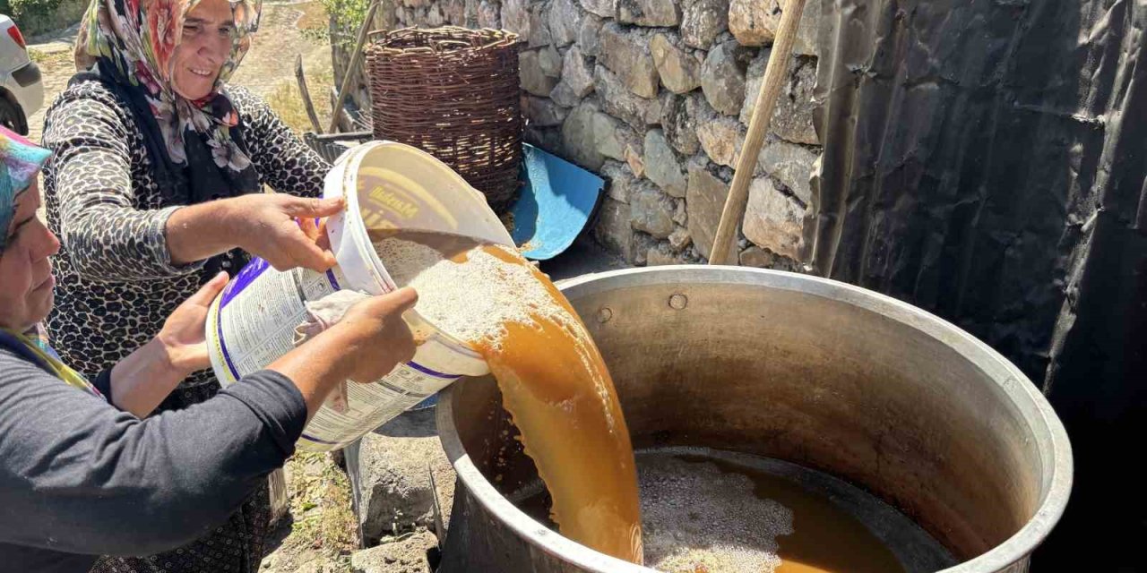 Servi köyünde asırlık gelenek yaşatılıyor: Dut pekmezi büyük emeklerle hazırlanıyor