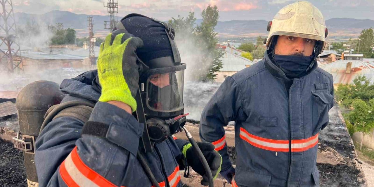 Van’da camide yangın