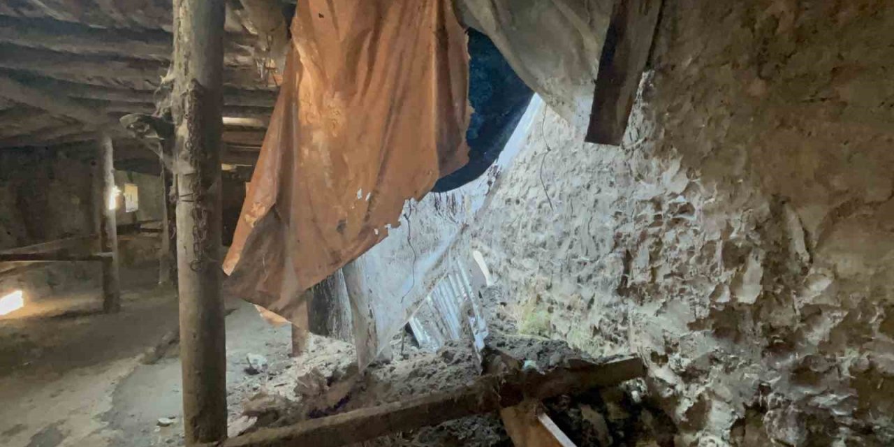 Kars’ta sağanak yağış ahırı çökertti