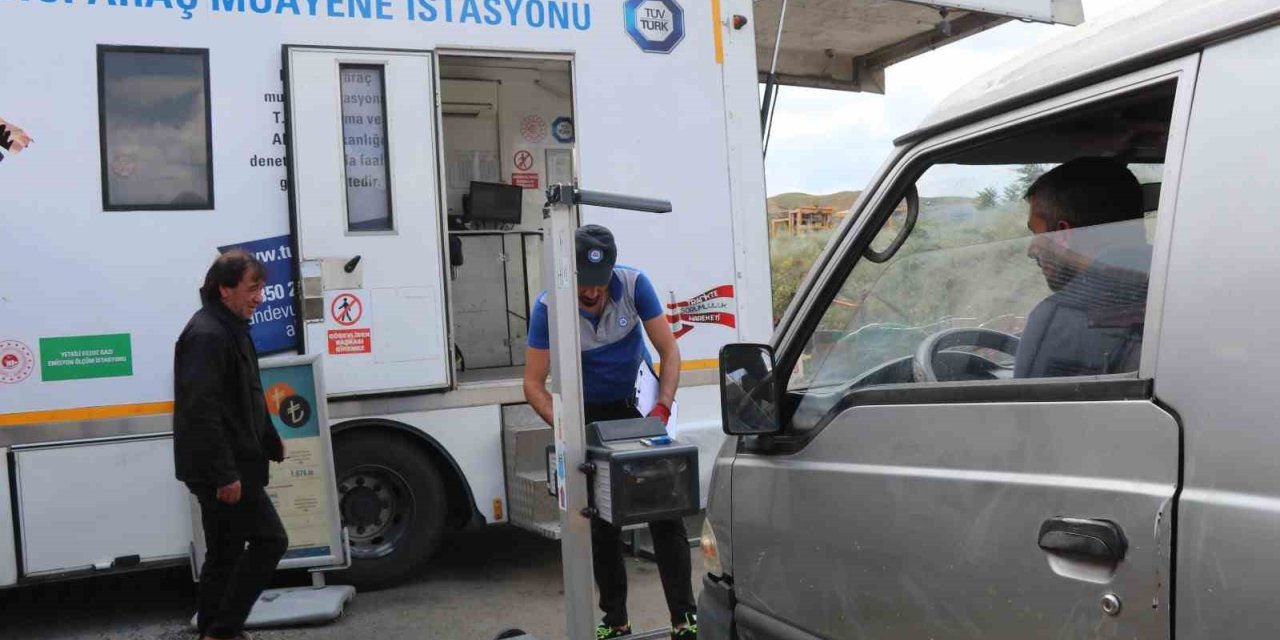 Oltu’da gezici araç muayene aracı araç sahiplerine büyük kolaylık sağlıyor