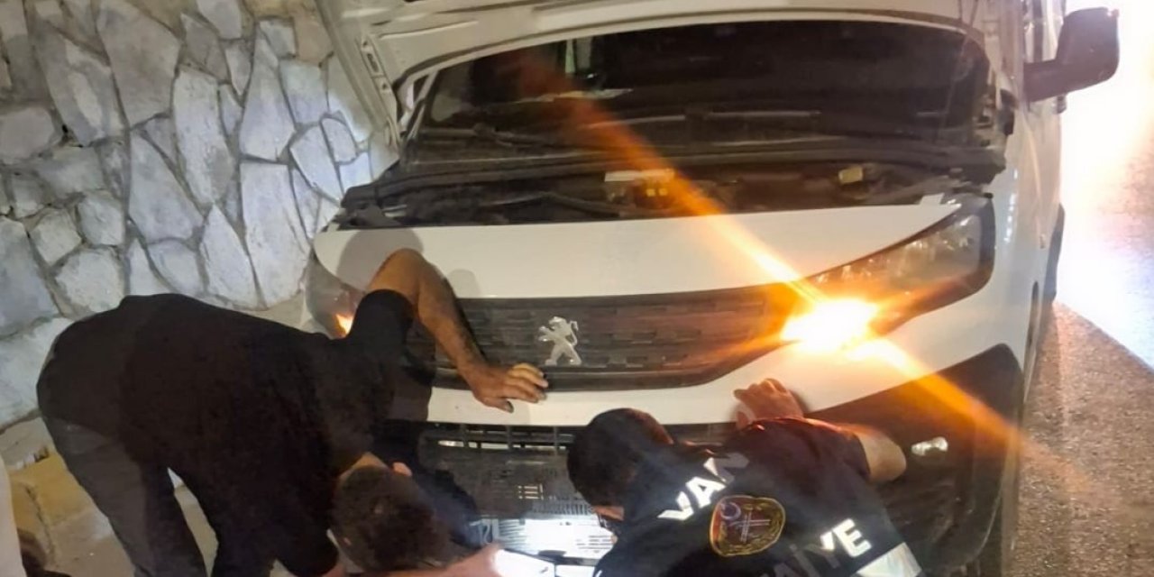 Van’da kamyonetin çarptığı köpeği kurtardı