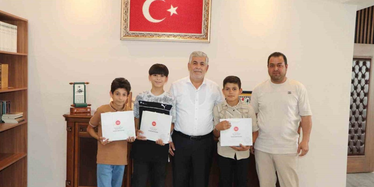 Suyun parasını kameraya gösteren çocuklar müftülükte ağırlandı