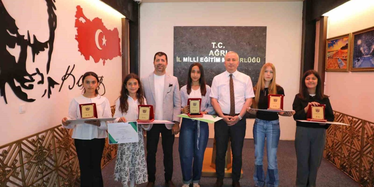 Ağrı’da "Sağlıklı Nesil Sağlıklı Gelecek" yarışmalarında dereceye giren öğrenciler ödüllendirildi