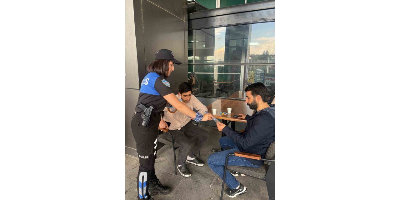 Ağrı’da sağlık çalışanları ve vatandaşlara Hayat 112 uygulaması tanıtıldı