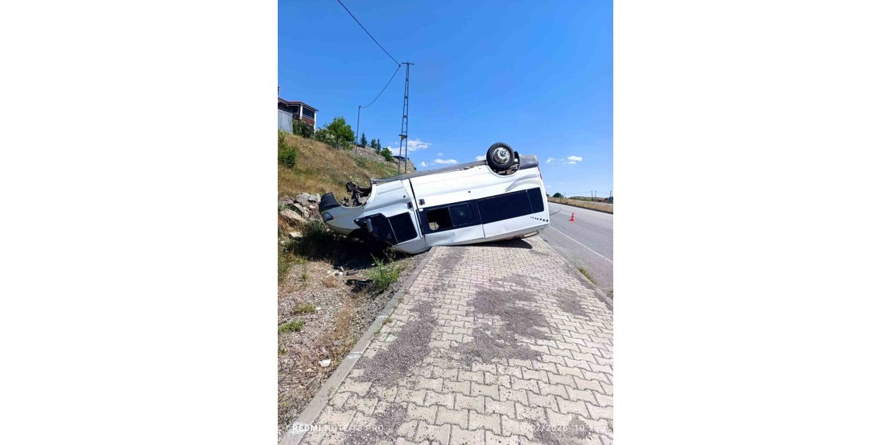 Minibüs takla attı: 1 yaralı