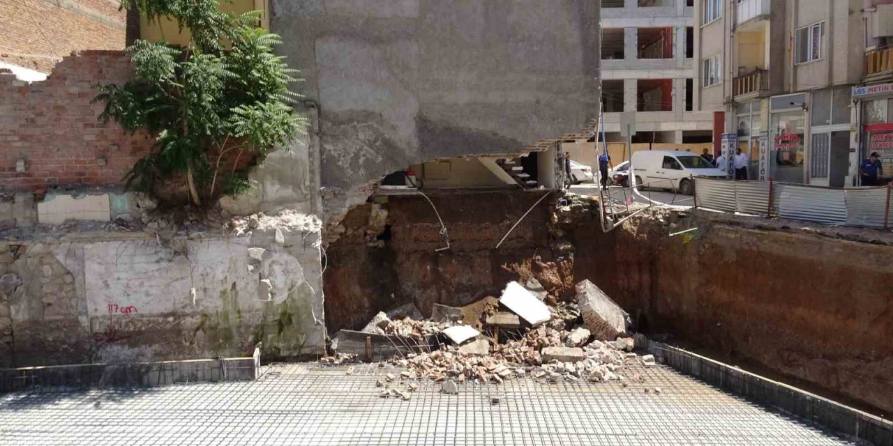 Malatya’da göçük sonrası mühürlenen apartmandan kopan parçalar paniğe neden oldu
