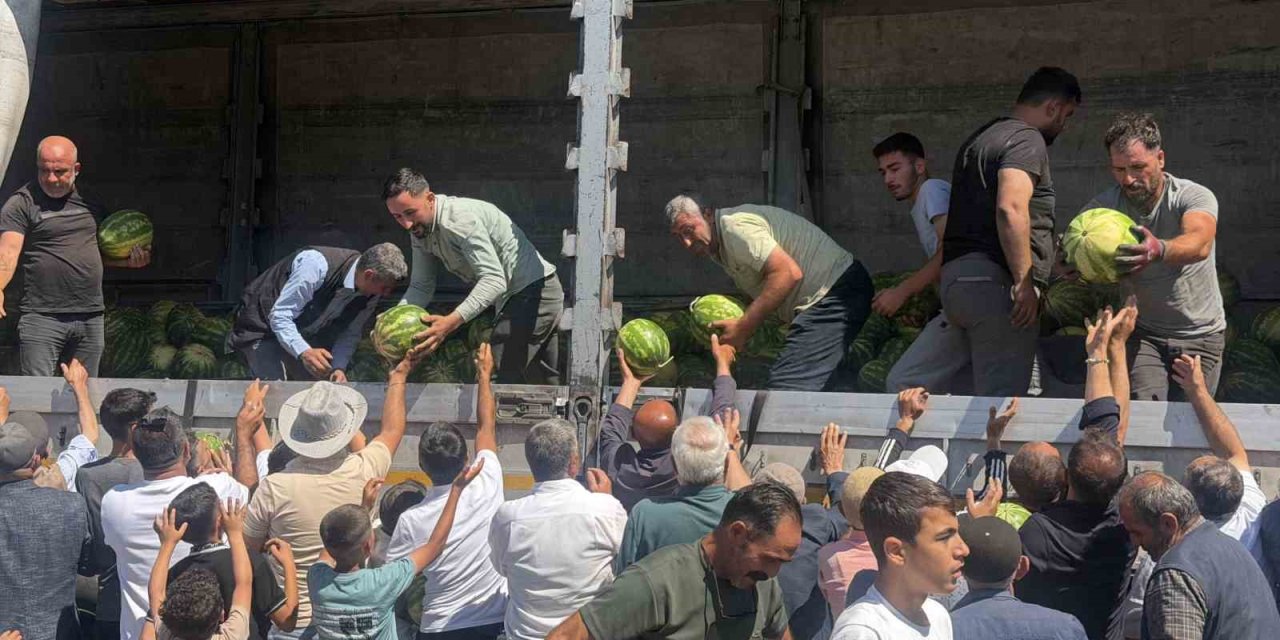 Hayırsever çiftçi 30 ton karpuzu ücretsiz dağıttı
