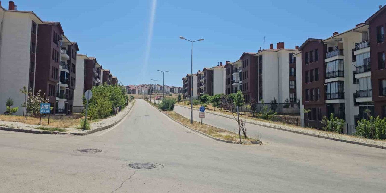 Elazığ’da kavurucu sıcaklar yolları boşalttı